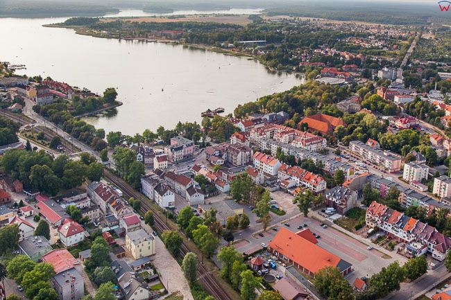 Ostroda, panorama miasta na tle jeziora. EU, Pl, Warm-Maz. Lotnicze.